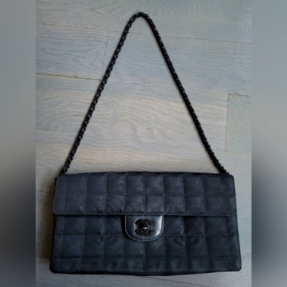 Authentic pre-owned Chanel Quilted Shoulder Bag with chain strap